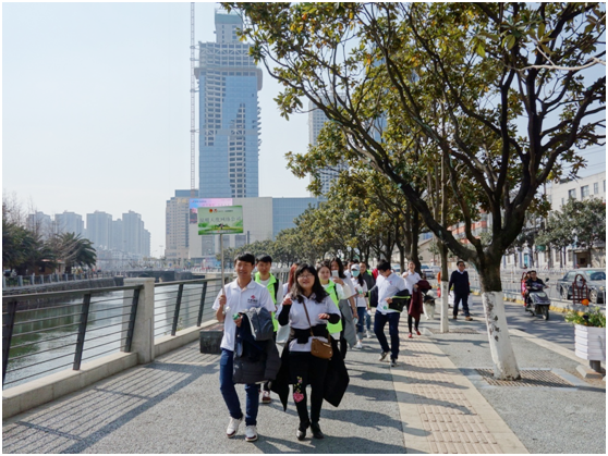 一路上，志愿者把“学雷锋践行动 树新风做好事 做志愿者”的精神传扬到大街小巷，把雷锋为人民服务的志愿精神带到城市的每个角落。