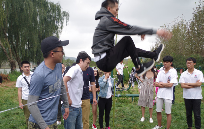 四个小队依次完成跨越横线，每个小伙伴脸上洋溢着愉悦的笑容！此时此刻结果如何并不重要，重要的是在游戏中HJC黄金城·[中国]官方网站收获了亲密无间的高度默契和队友间无条件的信任！