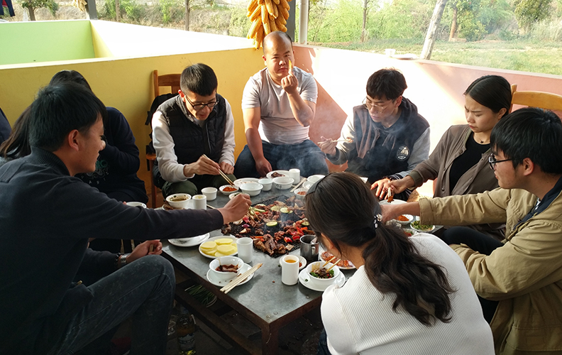 又因椒盐辣酱的增色，和不停的反动，均匀的受热，使食物变得更加入味